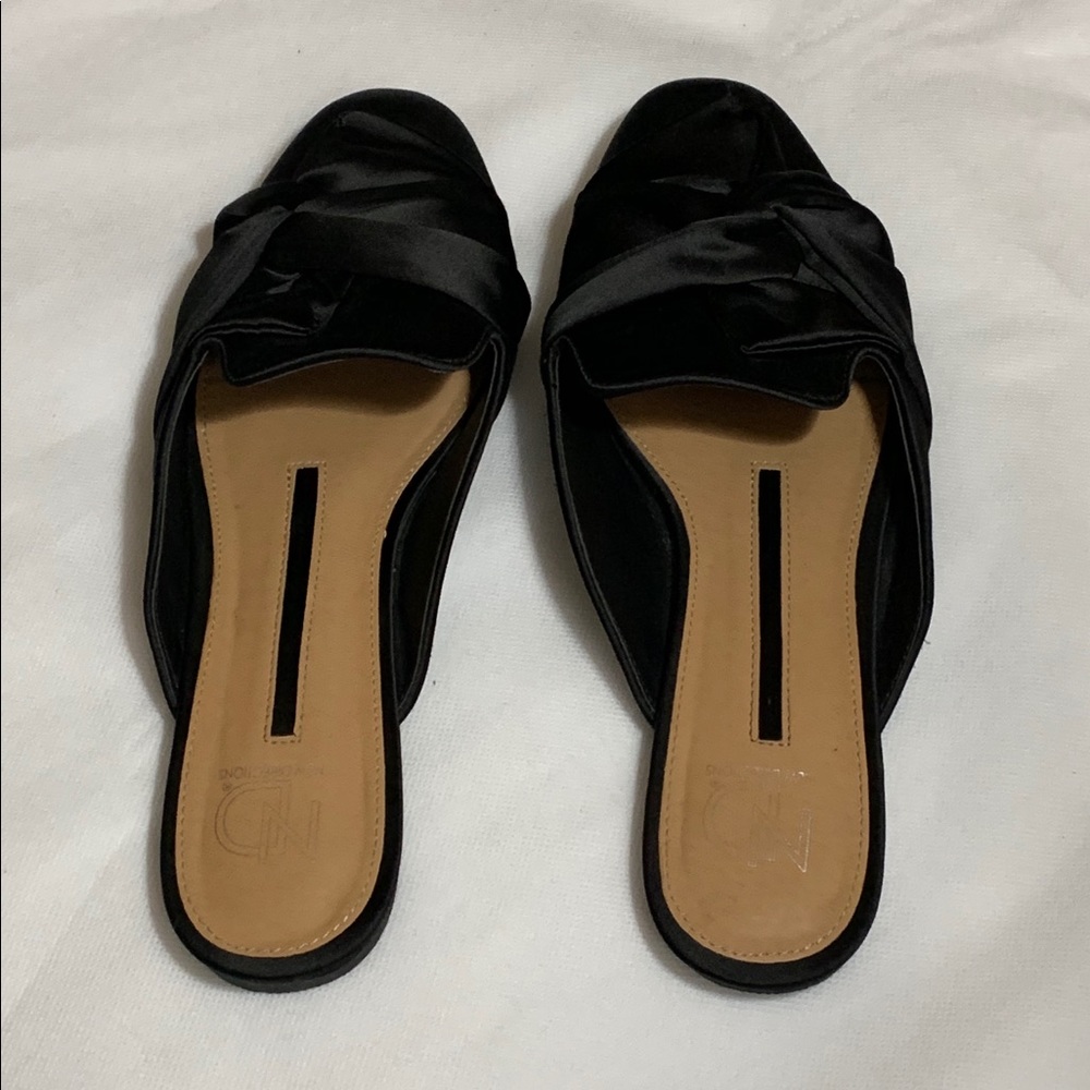 New Directions black flat slides